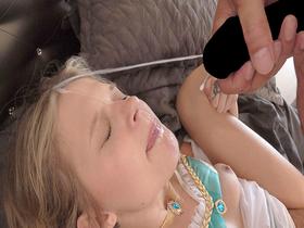 ミニマム合法ロリがコスプレ撮影会で身長差40㎝超えの男たちとガリバー3P！！ココ（25）　サンプル画像17